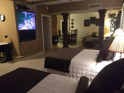 Una televisión o centro de entretenimiento en Confortable y acogedor Departamento por UACH II