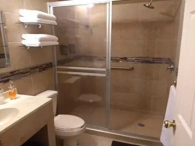 Un baño de Confortable y acogedor Departamento por UACH II