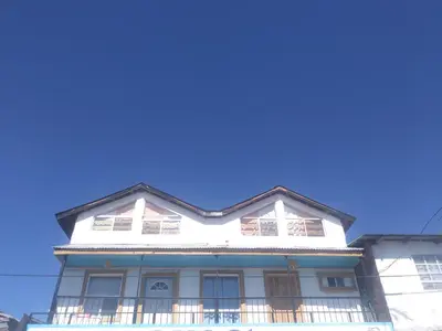 Edificio en el que se encuentra el hostal o pensión