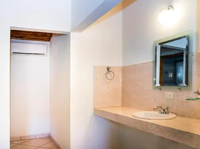 Un baño de Paraje Santa Cruz