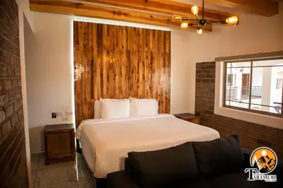 Cama o camas de una habitación en TARAMURI HOTEL & TOURS