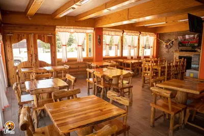 Un restaurante o sitio para comer en TARAMURI HOTEL & TOURS