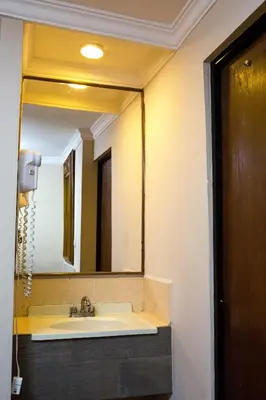 Un baño de Hotel Royal Inn
