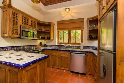 Una cocina o zona de cocina en Casa De La Alegria 3BR by Casago