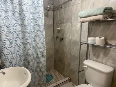 Un baño de Departamento privado con cochera y WIFI alta velocidad