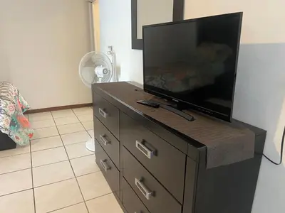 Una televisión o centro de entretenimiento en Apartamento familiar 2 Rec WiFi Alta velocidad