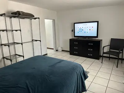 Una televisión o centro de entretenimiento en Apartamento familiar 2 Rec WiFi Alta velocidad