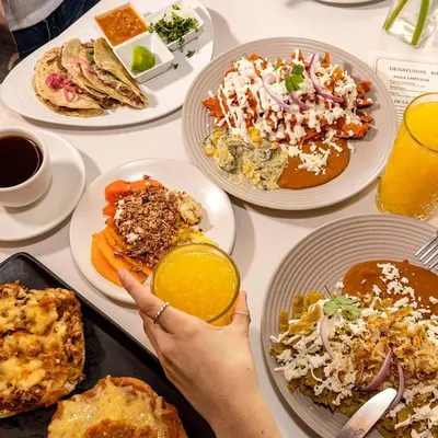 Comida en o cerca de este hotel