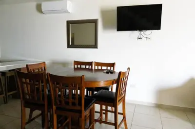 Una televisión o centro de entretenimiento en Diamante Joyas Del Mar Bahia de Kino