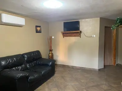 Una televisión o centro de entretenimiento en Cabaña el Pino 1