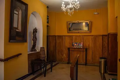 Una televisión o centro de entretenimiento en Hotel Casablanca