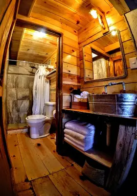 Un baño de Wooden Inn - Cabañas Boutique y Bubble Glamping en Creel