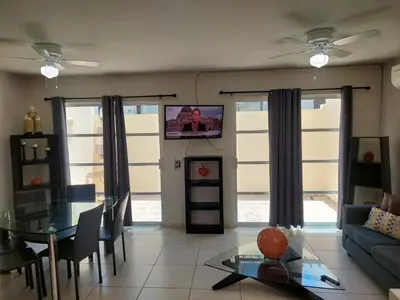 Una televisión o centro de entretenimiento en Hermosa, grande y pet friendly - 6 personas a 4 calles del Mar