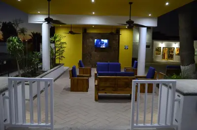 Una televisión o centro de entretenimiento en Eco Bay Hotel