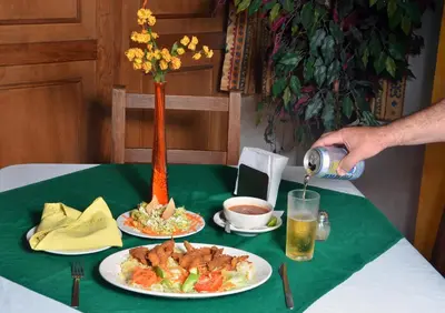 Comida en o cerca de este hotel