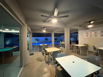 Una televisión o centro de entretenimiento en Departamento con BONITA VISTA , BALCÓN y ALBERCA !! en CERRITOS - 406 A -