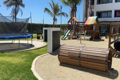 Zona de juegos infantil en Modern Decor Apartment near ocean