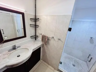 Un baño de Hermoso en marina, asombrosas vistas by G P S rentas