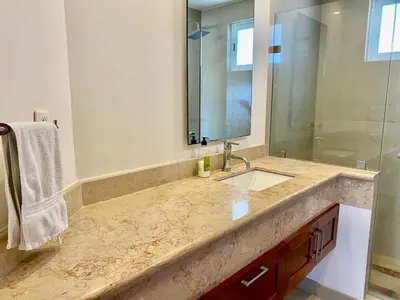Un baño de FRENTE AL MAR A PIE DE PLAYA CON ALBERCA yJACUZZY