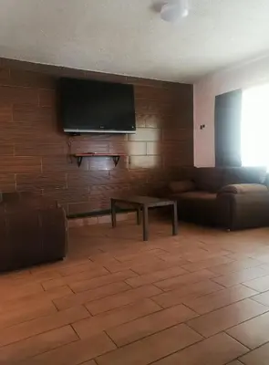 Una televisión o centro de entretenimiento en 2-bedroom apartment centrally located, near us consulate