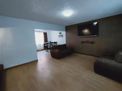 Una televisión o centro de entretenimiento en 2-bedroom apartment centrally located, near us consulate