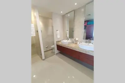 Un baño de Condominio de lujo a Pie de Playa