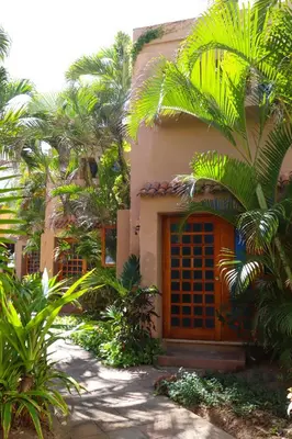 Jardín al aire libre en Villas El Rancho Green Resort
