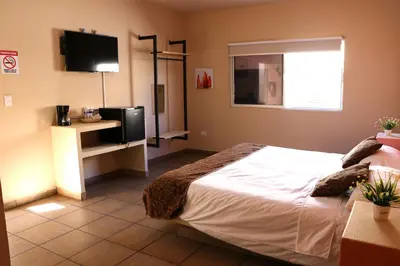 Una televisión o centro de entretenimiento en Hotel Parque Inn