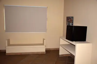 Una televisión o centro de entretenimiento en Hotel Parque Inn