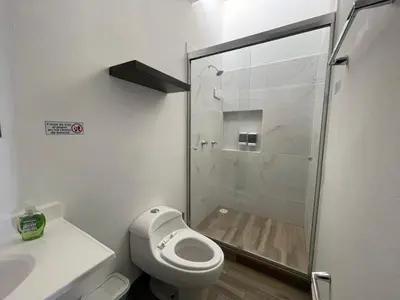 Un baño de Depto. totalmente nuevo y amueblado