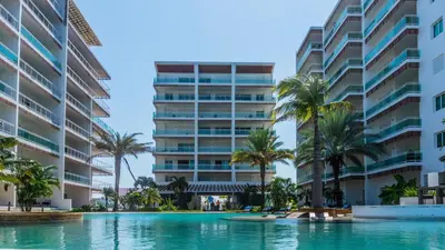 Piscina en o cerca de Pacifika 7007 con vista panorámica a la marina