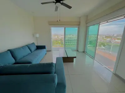 Zona de estar de Pacifika 7007 con vista panorámica a la marina
