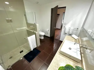 Un baño de Pacifika 7007 con vista panorámica a la marina