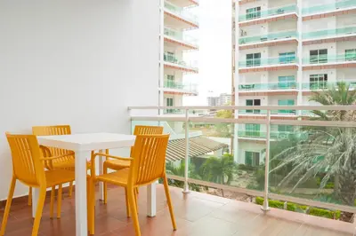 Un balcón o terraza de condominio con una bonita vista del puerto deportivo de G P S rentas