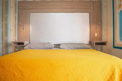 Cama o camas de una habitación en condominio con una bonita vista del puerto deportivo de G P S rentas