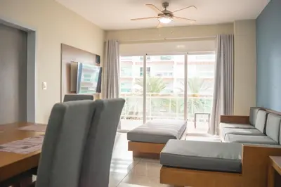 Una televisión o centro de entretenimiento en condominio con una bonita vista del puerto deportivo de G P S rentas
