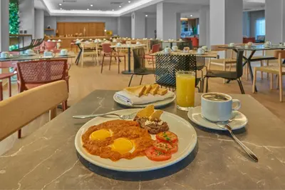 Comida en o cerca de este hotel