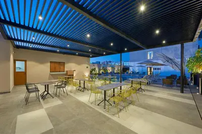 Un restaurante o sitio para comer en City Express Plus by Marriott Mazatlan