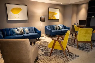 Zona de estar de voco Saltillo Suites by IHG