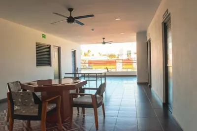 Un balcón o terraza de Cómodo con piscina y cerca de la playa by G P S rentas