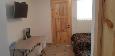 Una televisión o centro de entretenimiento en Cabaña La Camelia