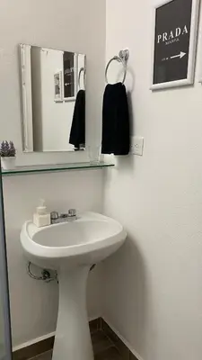 Plano de Casa Mazatlán, alberca, baño y clima en cada habitacion