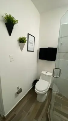 Un baño de Casa Mazatlán, alberca, baño y clima en cada habitacion