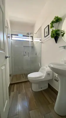 Un baño de Casa Mazatlán, alberca, baño y clima en cada habitacion