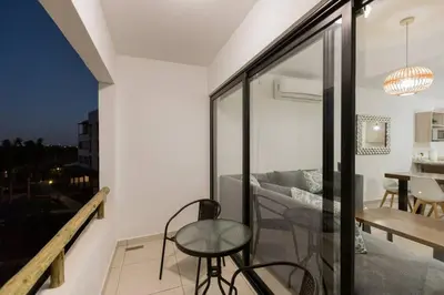 Un balcón o terraza de Moderno Departamento En Residencial Privado