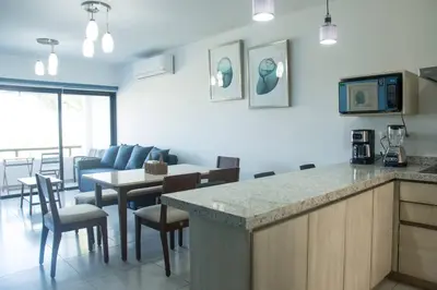 Una cocina o zona de cocina en Espectacular Departamento Cerca de la Playa