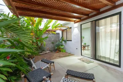 Jardín al aire libre en Casa Caracol. Cerca de la playa en residencial privado!