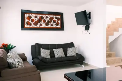 Zona de estar de Casa con amplia terraza y vista a la alberca!