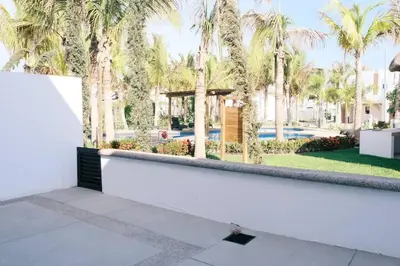 Jardín al aire libre en Casa con amplia terraza y vista a la alberca!