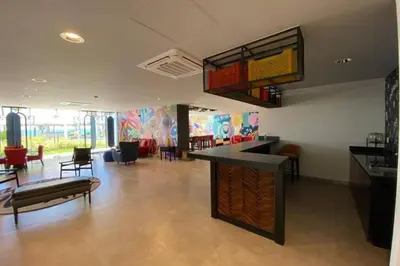 Una televisión o centro de entretenimiento en Camino al Mar a pie de playa